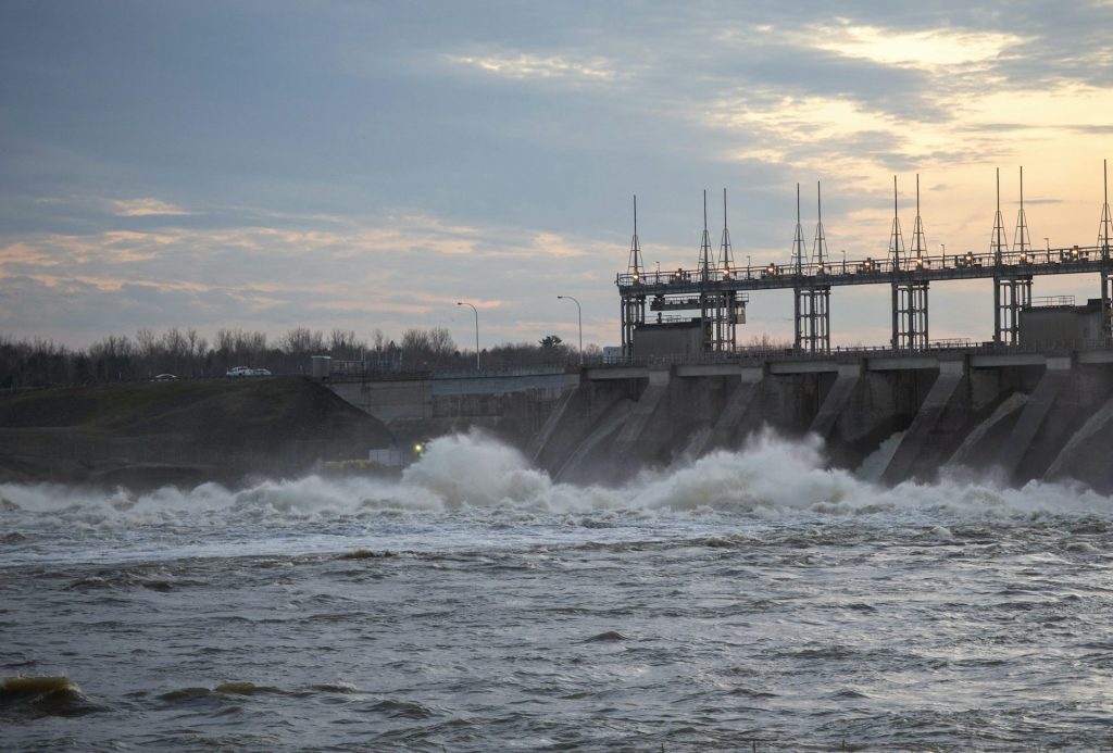découvrez comment les macroréseaux électriques au canada favorisent la transition vers une énergie propre, en intégrant des sources renouvelables pour une durabilité accrue. explorez les innovations et les défis de ces systèmes interconnectés au service d'un avenir énergétique responsable.